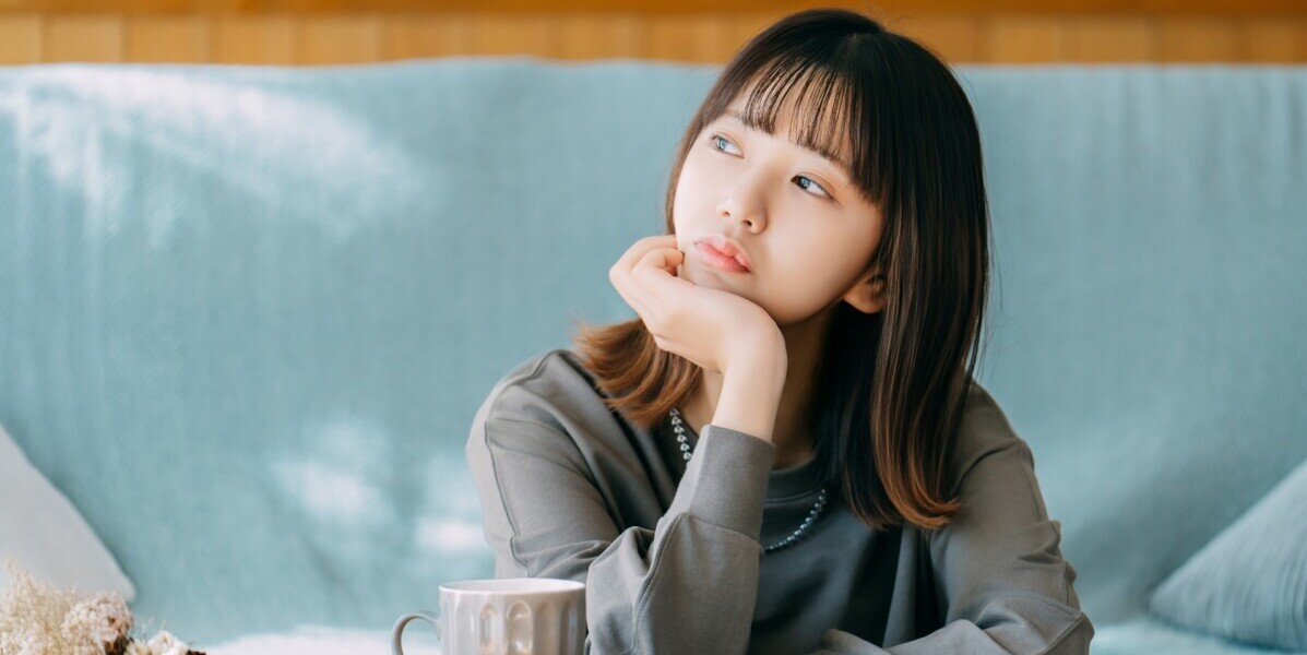 悩む女性