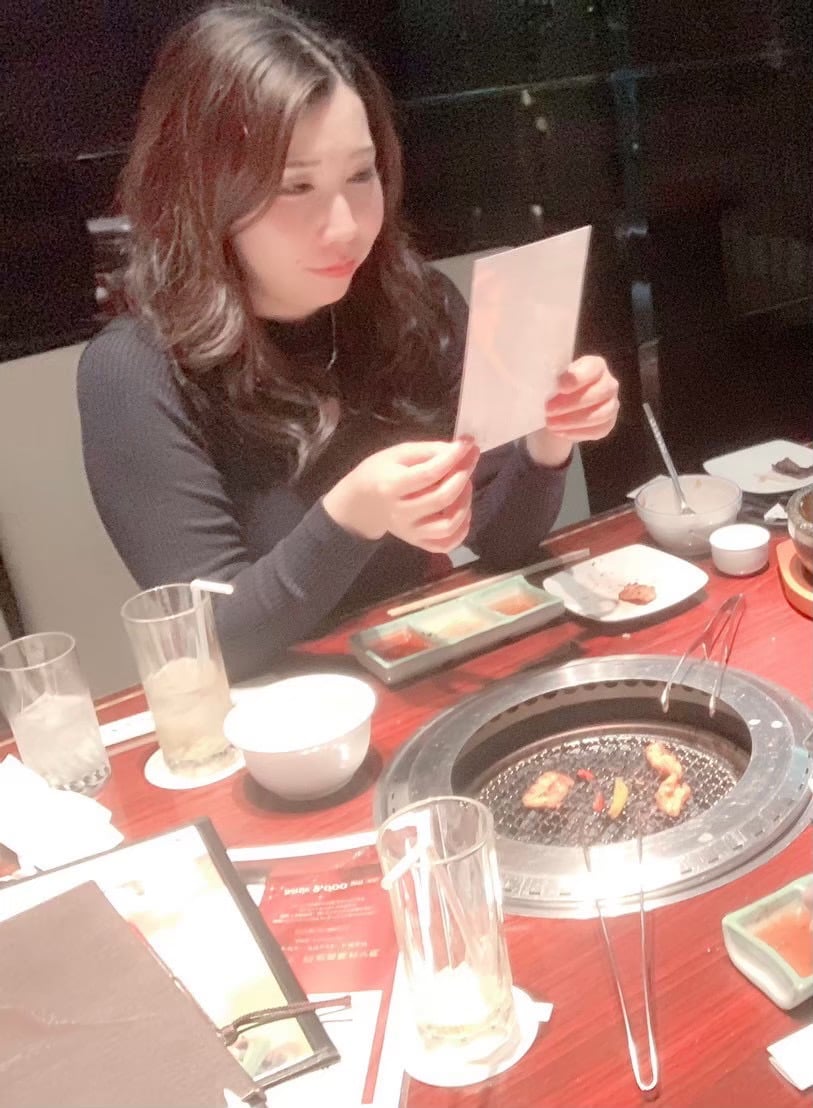 飲食店でメニューを見るO様
