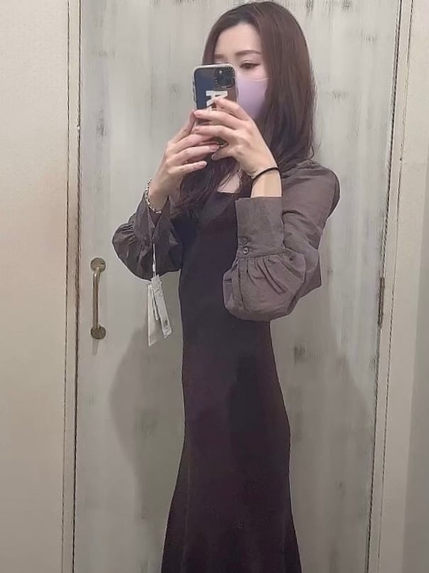 洋服を試着し、鏡越しに撮影したO様