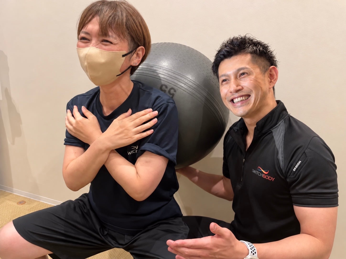 バランスボールを使ってトレーニングするM様とトレーナー
