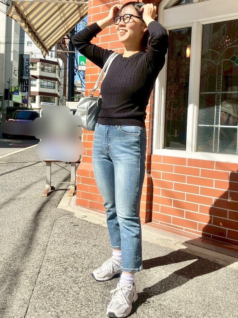 デニムと黒いトップスを着て外出するO様