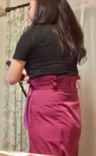 黒いトップスとピンクのスカートを着たダイエット前のO様の後ろ姿
